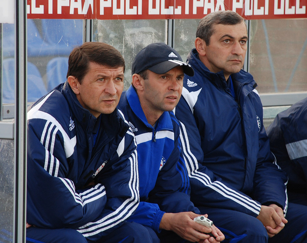 07_Юрий Газзаев (слева) и его тренерский штаб.JPG